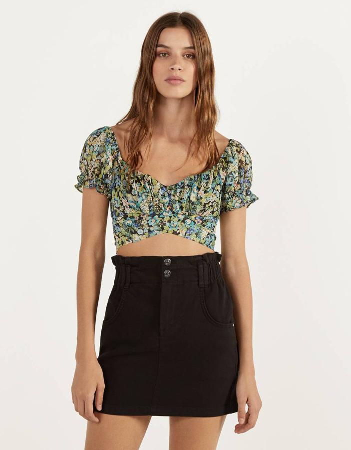 Diseño mini en color negro para esta falda de Bershka con cintura paper bag y cierre de botones y cremallera en el frontal. Pertenece a la colección sostenible de Inditex, Join Life, y de 17,99 euros ha pasado a costar 10,79 euros. Está disponible entre las tallas 32 y 40.