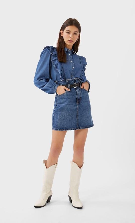 Talle alto con cintura paper bag deshilachada para esta falda en denim medio de Stradivarius. De 19,99 euros ha pasado a costar 12,99 euros y únicamente está disponible en la talla 34.