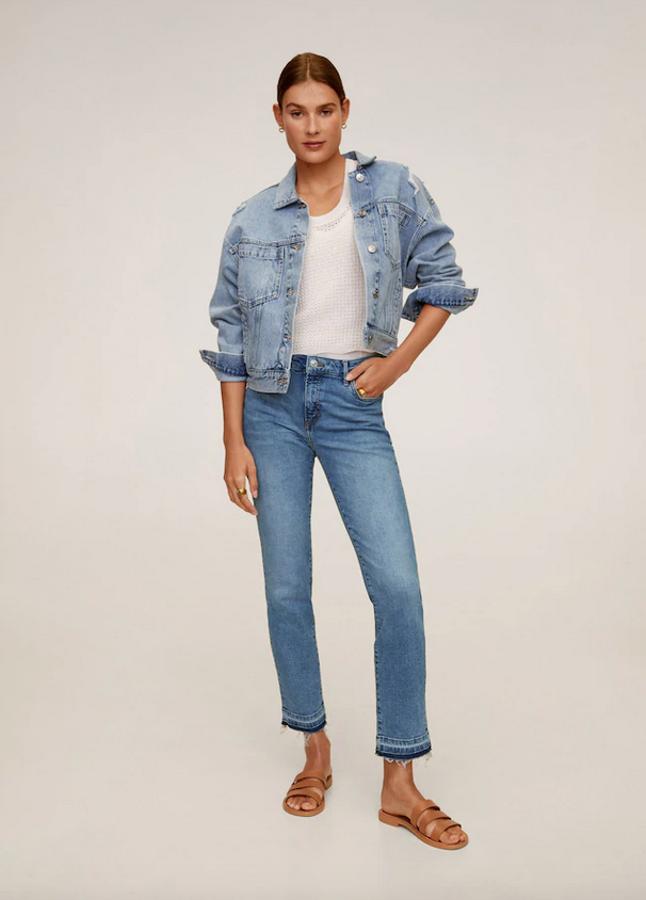 Diseño crop y corte skinny para estos jeans con bajos anchos deshilachados de Mango de tiro medio. Disponibles en azul medio y negro, en el primer color podemos encontrarlos entre las tallas 32 y 38, y en el segundo entre la 32 y la 42. Ambos costaban 25,99 euros y ahora podemos comprarlos por 17,99 euros.