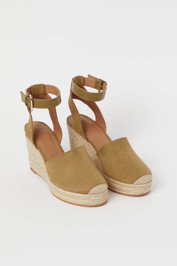 En verde caqui y pulsera en el tobillo con hebilla, de H&M (29,99 euros).