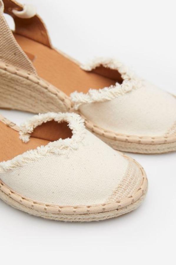 En color crudo y empeine desflecado, de Springfield (rebajas a 17,99 euros).