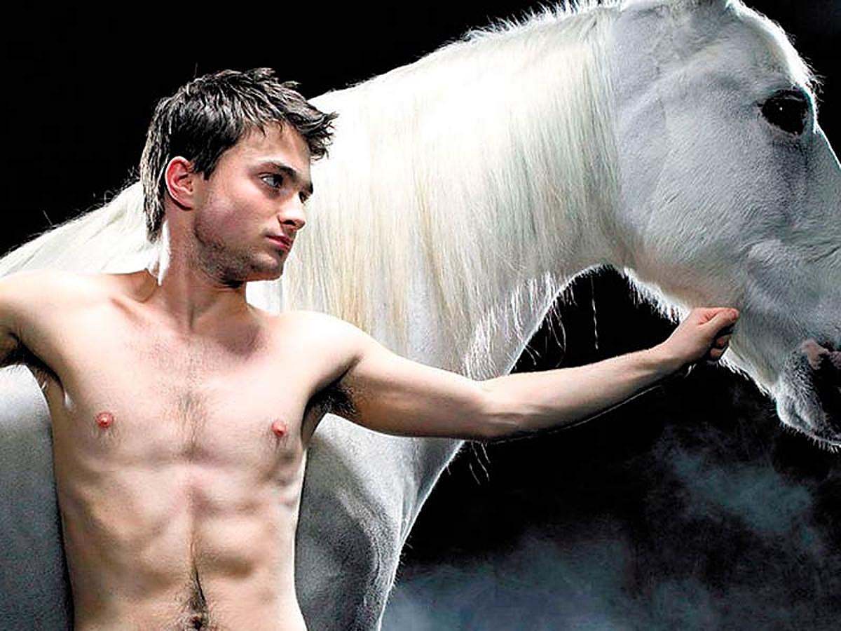 Cuando el actor de Harry Potter protagonizó la obra teatral Equus, con desnudo frontal incluido, confesó que aquello no ayudó a labrarle la imagen adulta que esperaba... al menos en ciertos aspectos. “Te encoges como un hamster”, dijo sin querer entrar en más detalles.