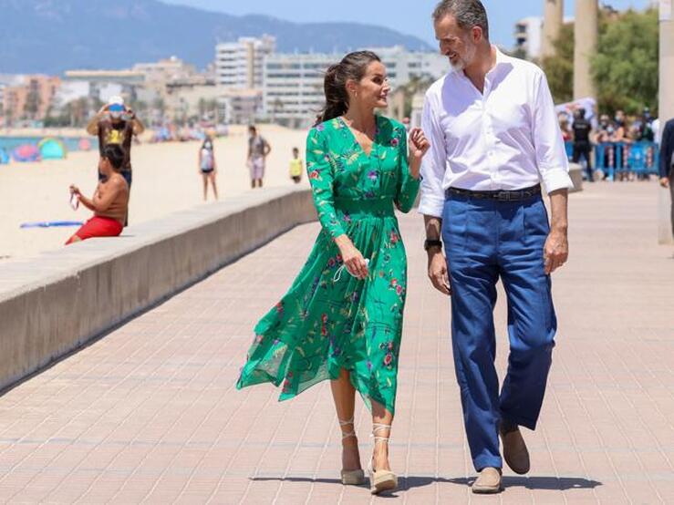 Fotos: 7 alpargatas con cuña para copiar el calzado de verano favorito de la Reina Letizia (y algunas están rebajadas)