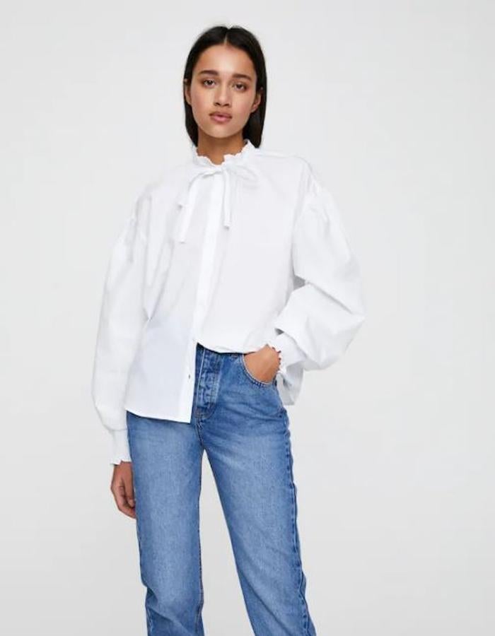 Camisa blanca popelín con lazada en el cuello, rebajada de 19,99 a 7,99 euros,