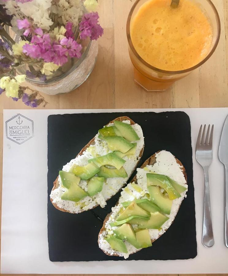 Los zumos no tienen por qué ser verdes para tener propiedades. Sara Carbonero opta por la versión más deliciosa de todas, naranja y zanahora para aprovecharse de la vitamina C de la fruta y los betacarotenos de la hortaliza, que no solo ayudan a la vista, sino que también potencian el bronceado.