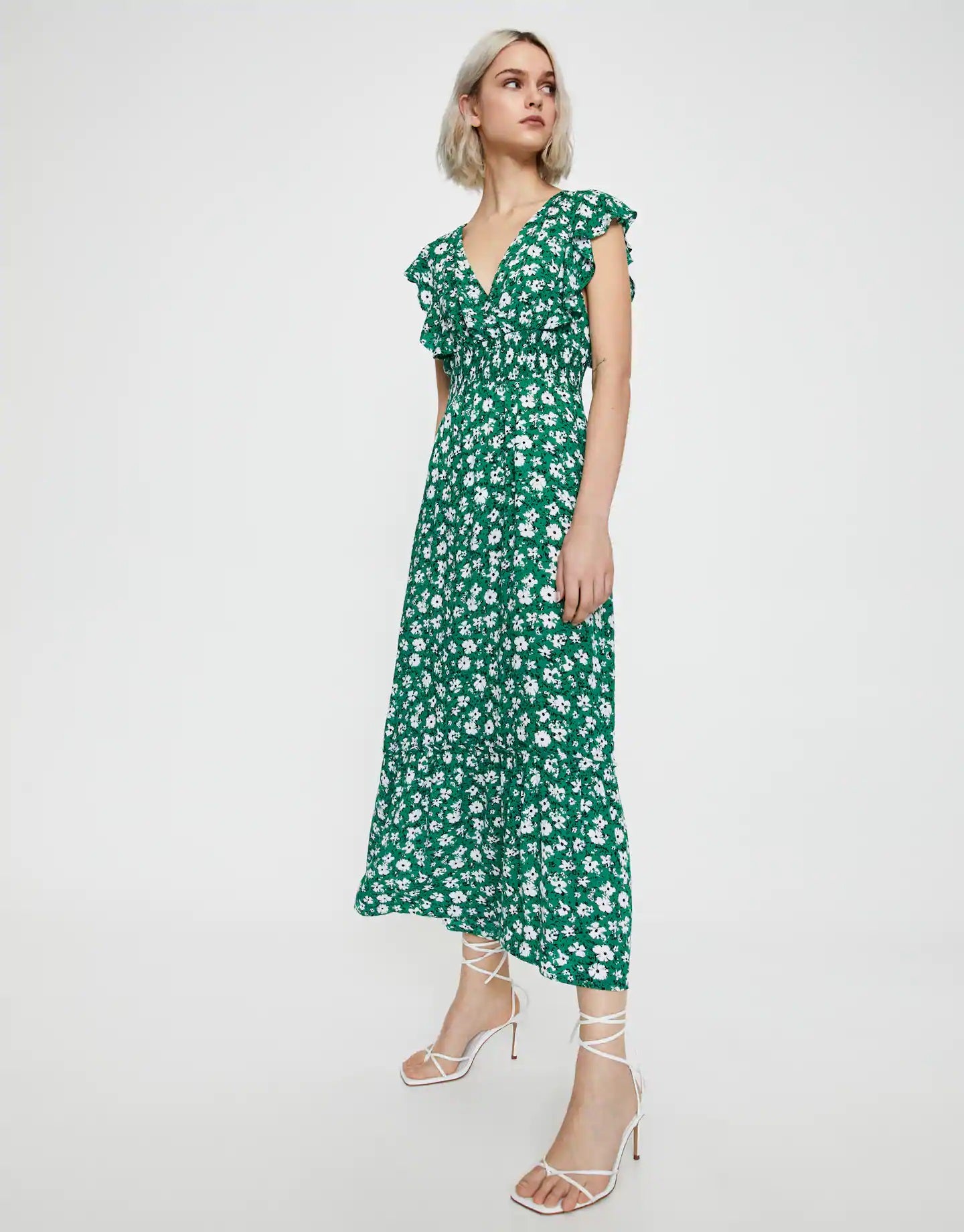 Vestido de flores en color verde con escote fruncido bajo el pecho y mangas con volantes. De Pull&Bear, (19,99 euros).