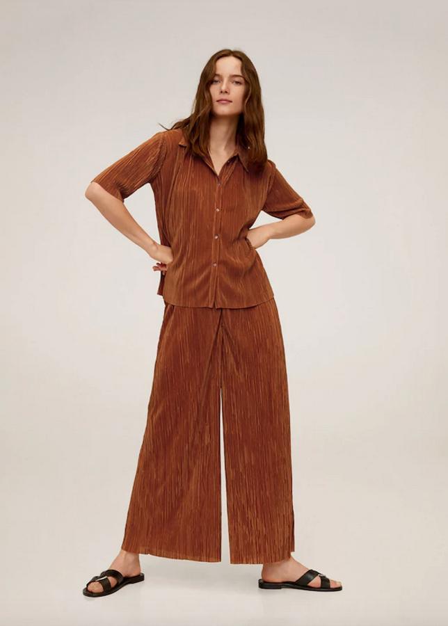 En color ocre, con tejido plisado y cintura elástica, Mango tiene estos pantalones culotte con diseño crop que costaban 19,99 euros y ahora han pasado a costar 15,99 euros. Están disponibles en las tallas S, M y L.