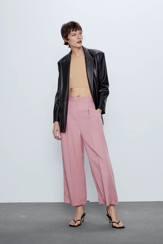 En color rosa con tiro alto y pernera ancha, estos culotte de Zara pertenecen a la colección sostenible de la firma de Inditex. De 25,95 euros han pasado a costar 15,99 euros y están disponibles entre las tallas XS y XL.