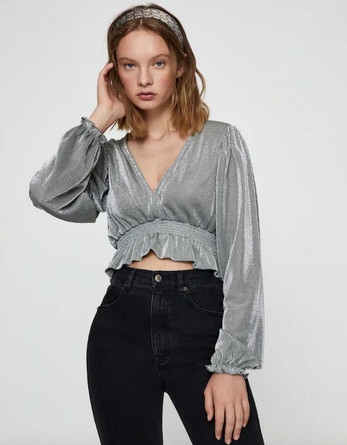 En Pull&Bear hemos encontrado este top en gris claro con brillos, escote de pico y goma de canilla en la cintura y las mangas. De 17,99 euros ha pasado a costar 5,99 euros y está disponible entre las tallas XS y L.