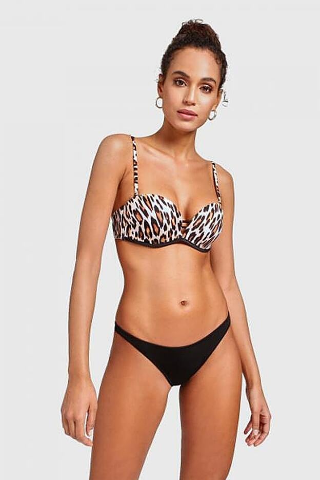 Bikini de Yamamay con braguita negra y top de estampado de leopardo.