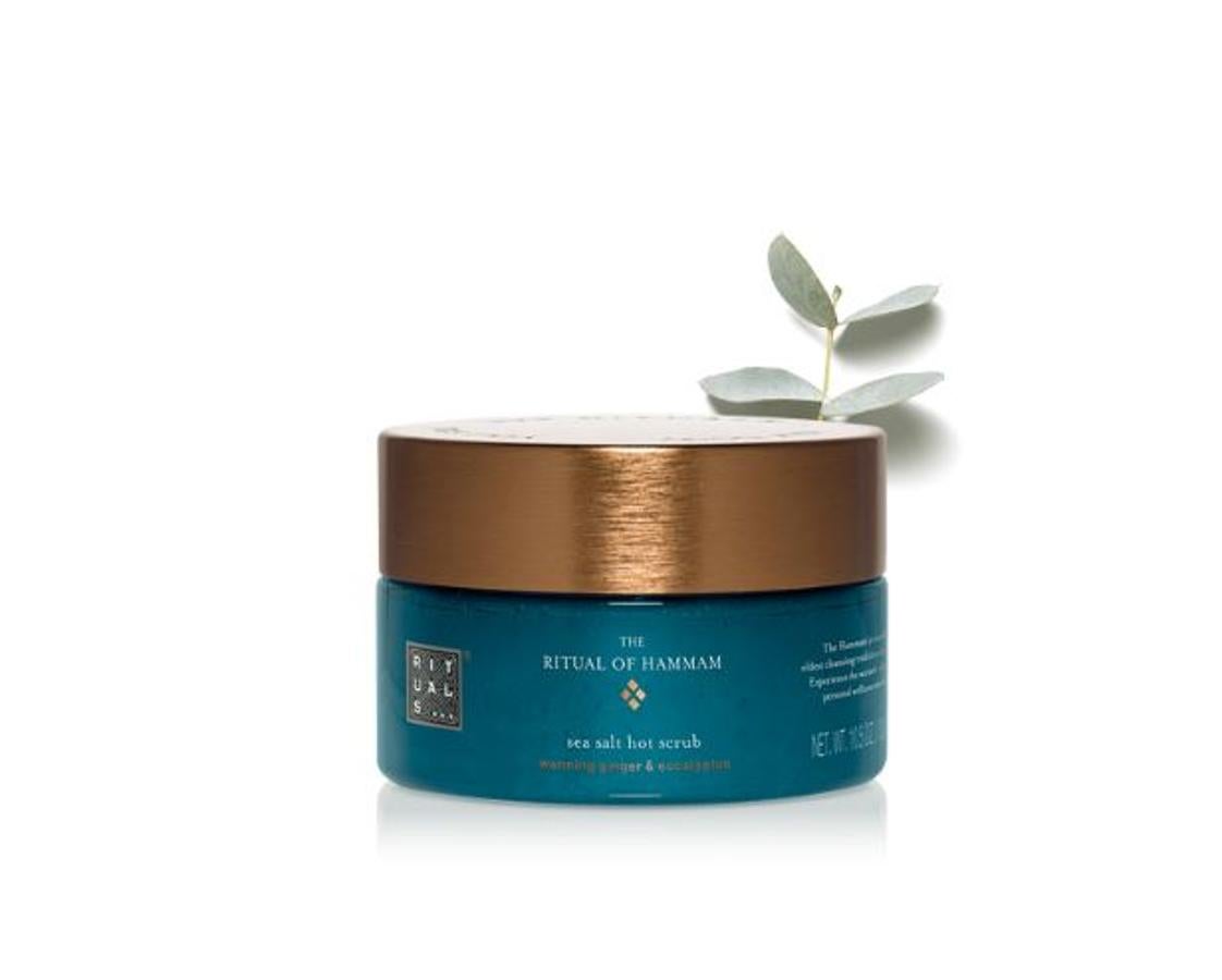 El Hot Scrup de Rituals (11 euros) es un exfoliante corporal hidratante basado en sal marina pura y purificante, con cálido jengibre y fresco eucalipto. Un efecto hidratante y purificante intenso que ofrece a la piel un efecto delicioso.
