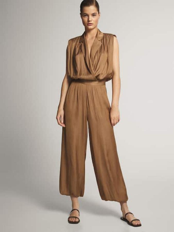Mono marrón de tejido plisado y cuello con solapas, de Massimo Dutto (rebajado de 99,95 a 59,95 euros).