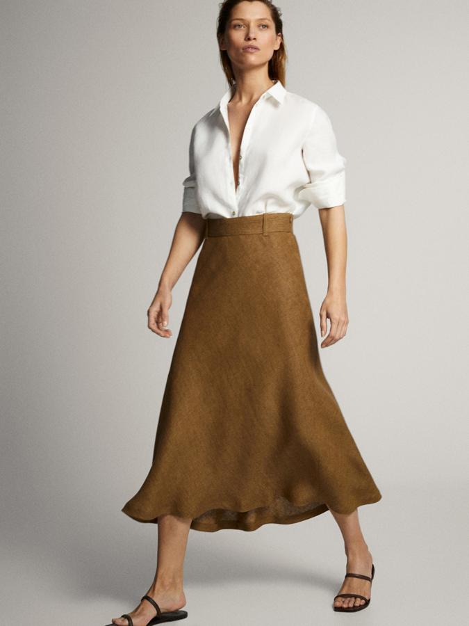 Falda de lino con volante, de las rebajas de Massimo Dutti (59,95 €).