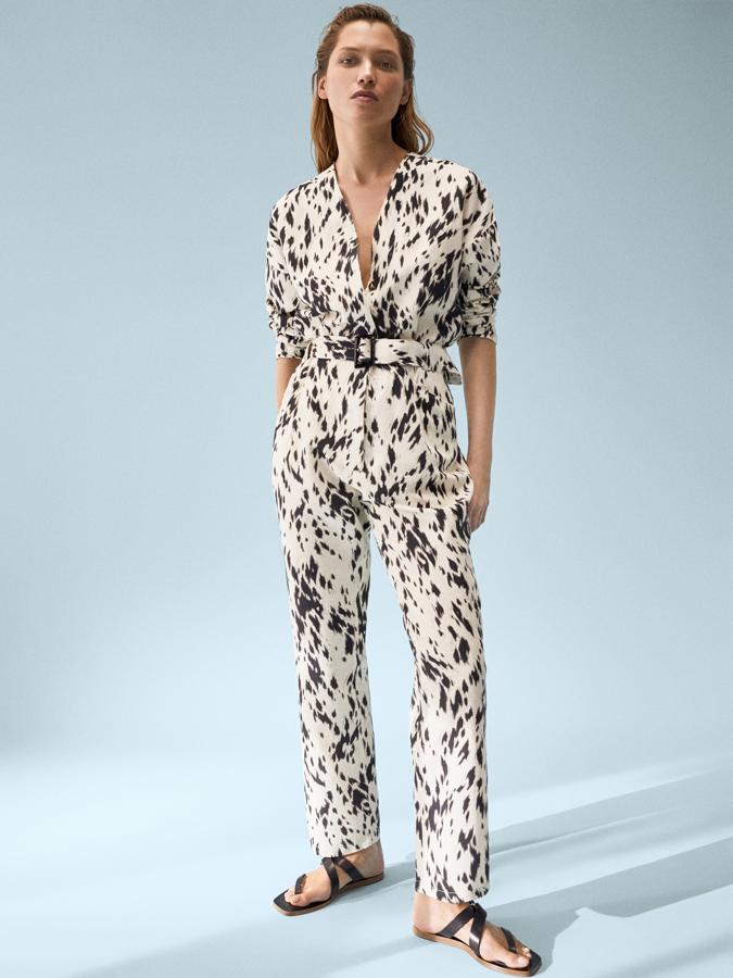 Mono estampado con manga larga y cuello de pico, de las rebajas de Massimo Dutti (59,95 €).