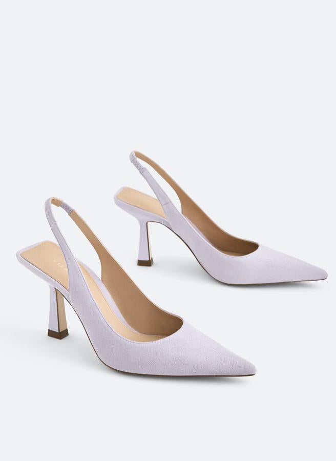 Zapatos de ante en color lila, destalonados, de las rebajas de Uterqüe (49,95 euros).