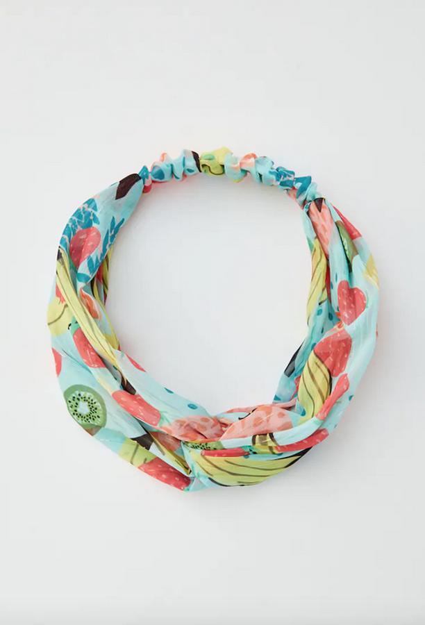 Una de las propuestas más coloridas es esta diadema de Pull&Bear con estampado de frutas en vistosos tonos pastel. Cuesta 4,99 euros.
