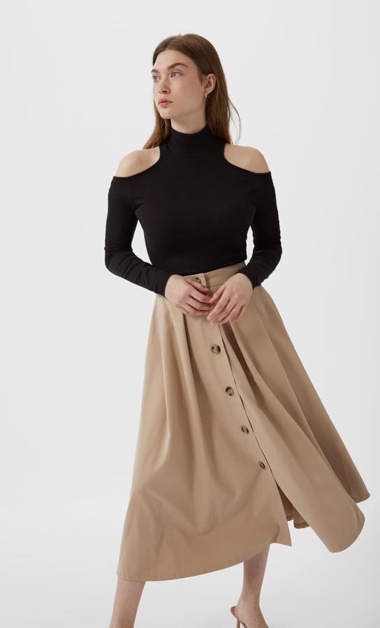 Diseño acampanado y cierre frontal con botones para esta bonita falda de Stradivarius en color beige. Tenía un precio de 25,99 euros y ahora podemos comprarla por 12,99 euros entre las tallas 34 y 40.