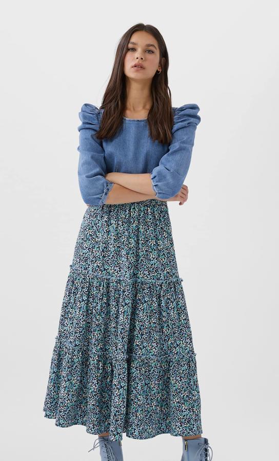 Diseño estructurado y cintura elástica para esta falda estructurada de Stradivarius con estampado de flores azules. Costaba 17,99 euros y ahora podemos comprarla por 12,99 euros en las tallas S, M y L.