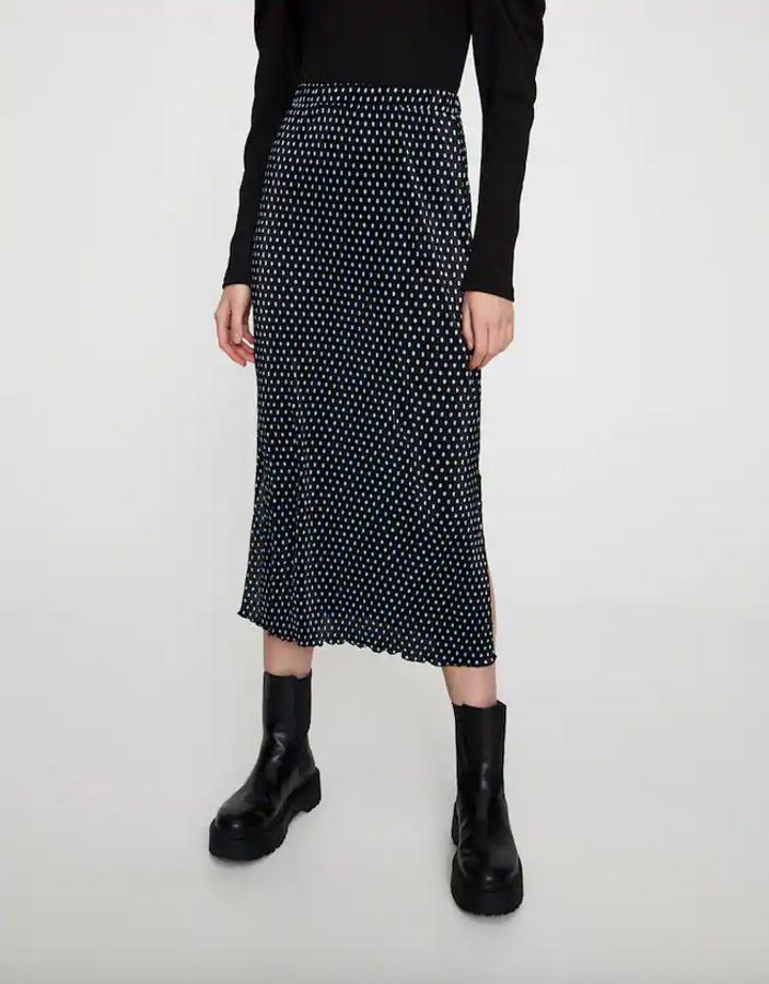 Con abertura lateral y estampado de lunares blancos sobre negro para esta falda plisada de Pull&Bear con aberturas laterales. De 17,99 euros ha pasado a costar 15,99 euros, está disponible entre las tallas XS y XL, aunque la primera y la última se están agotando.
