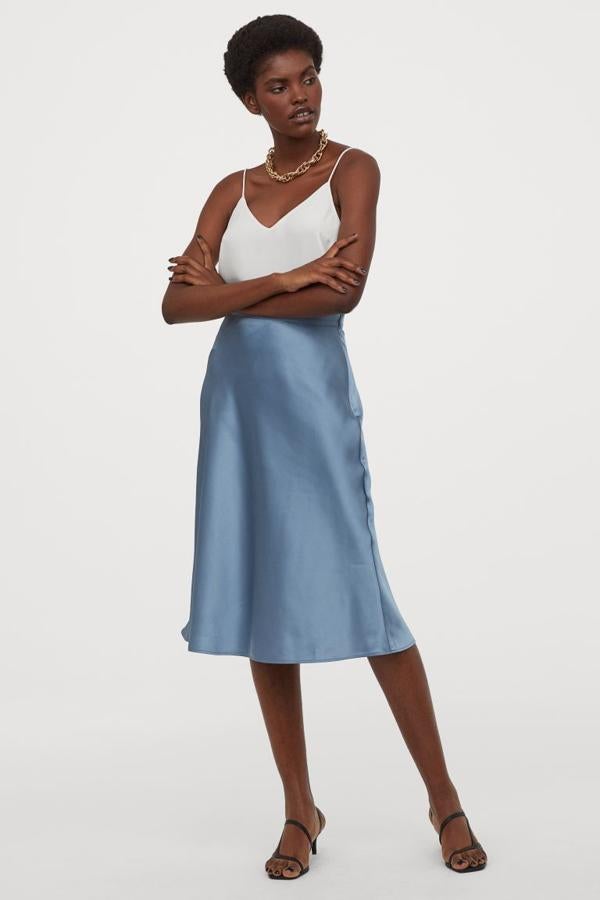 De tela con suave caída y tejido satinado, esta falda en azul claro de H&M ha pasado de 29,99 euros a 12,99 euros. Está disponible entre las tallas 38 y 50.