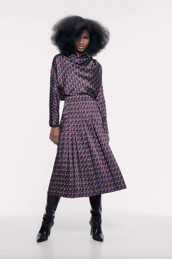 Con bajo acabado en tablas y cierre lateral con cremallera oculta en costura, esta falda midi de Zara con estampado geométrico en color granate tenía un precio de 39,95 euros y ahora podemos comprarla por 15,99 euros en las tallas XS, S, M y L.