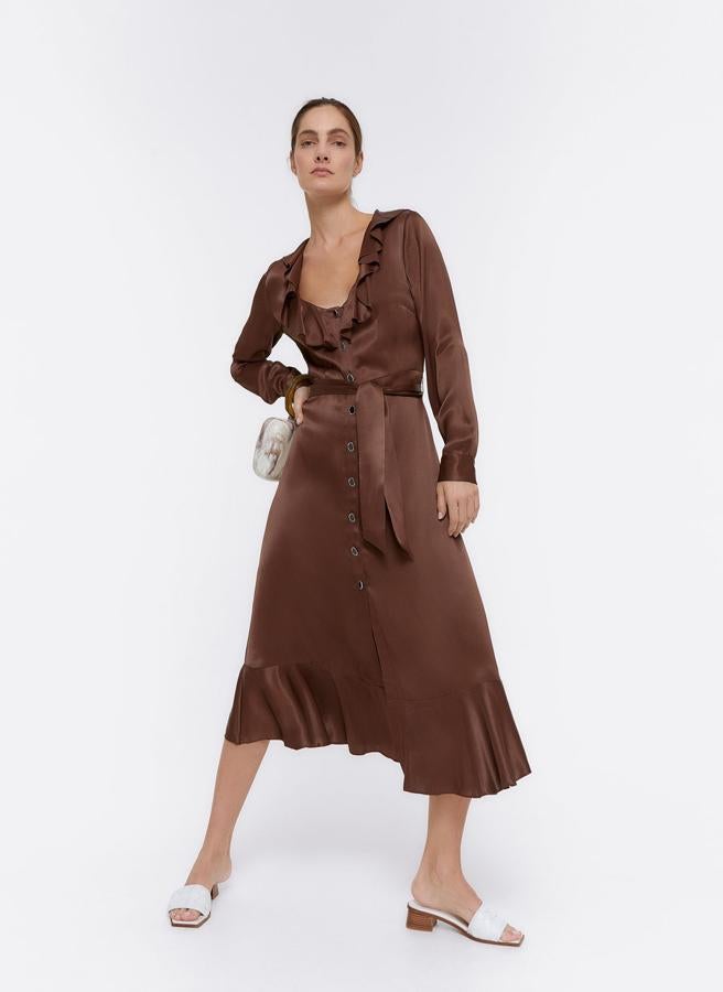 Diseño midi en viscosa fluida para este vestido marrón chocolate con cierre de botones joya y cinturón a tono. Con volantes en el escote y el bajo, este vestido que costaba 129 euros ahora podemos comprarlo por 69,95 euros en las tallas S, M y L.