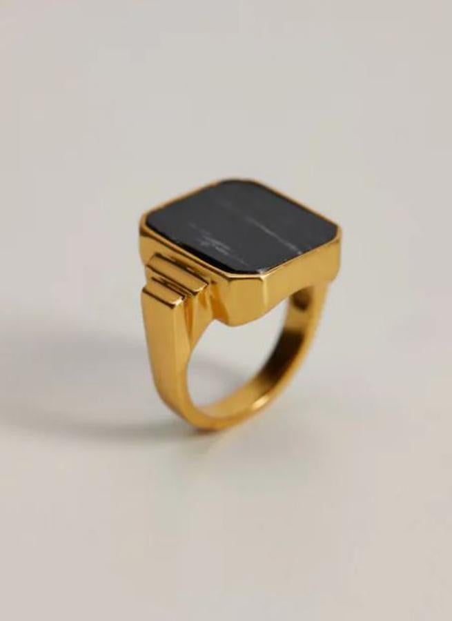 Anillo tipo sello de edición limitada, de las rebajas de Mango (9,99euros).