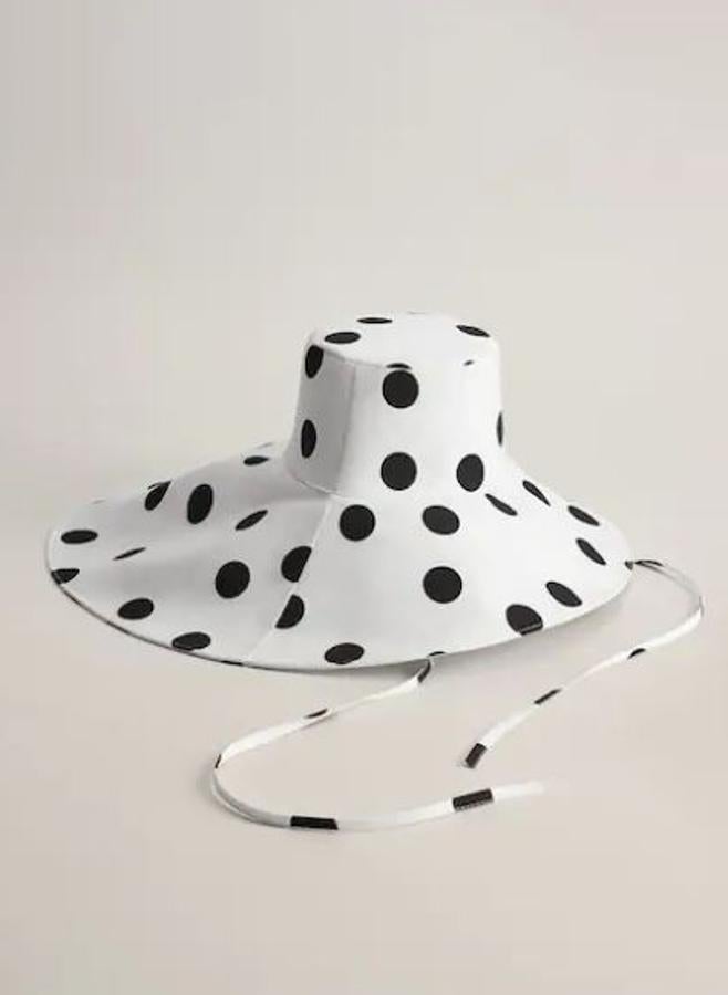 Sombrero bucket de lunares, de las rebajas de Mango (15,99 euros).