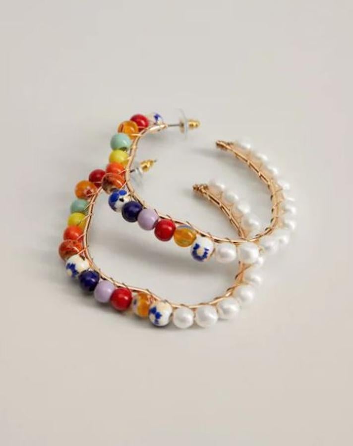 Pendientes de aro con perlas y cuentas de colores, de las rebajas de Mango (6,49 euros).