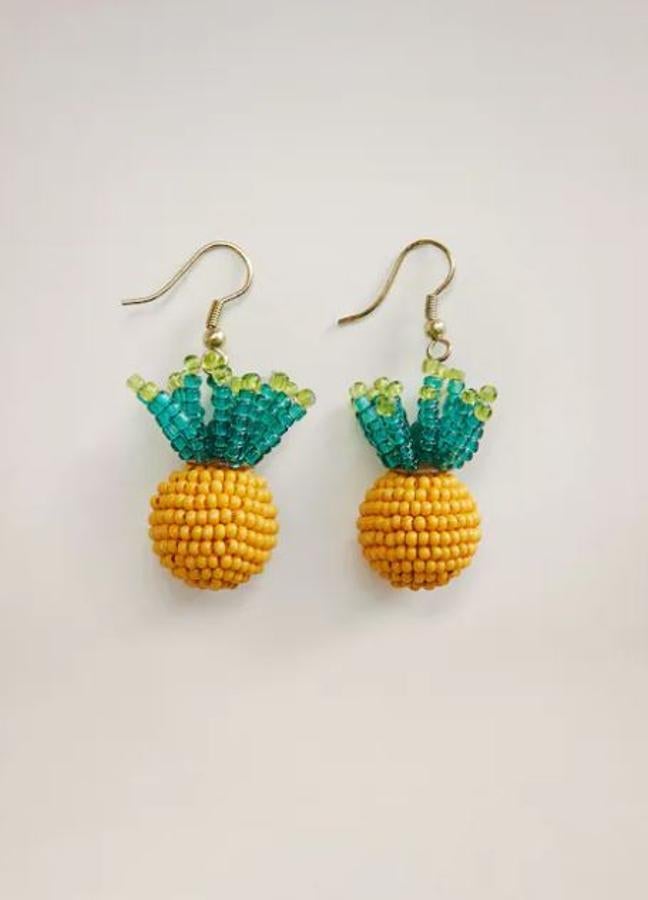 Pendientes con forma de piña hechos con abalorios, de las rebajas de Mango (4,99 euros).
