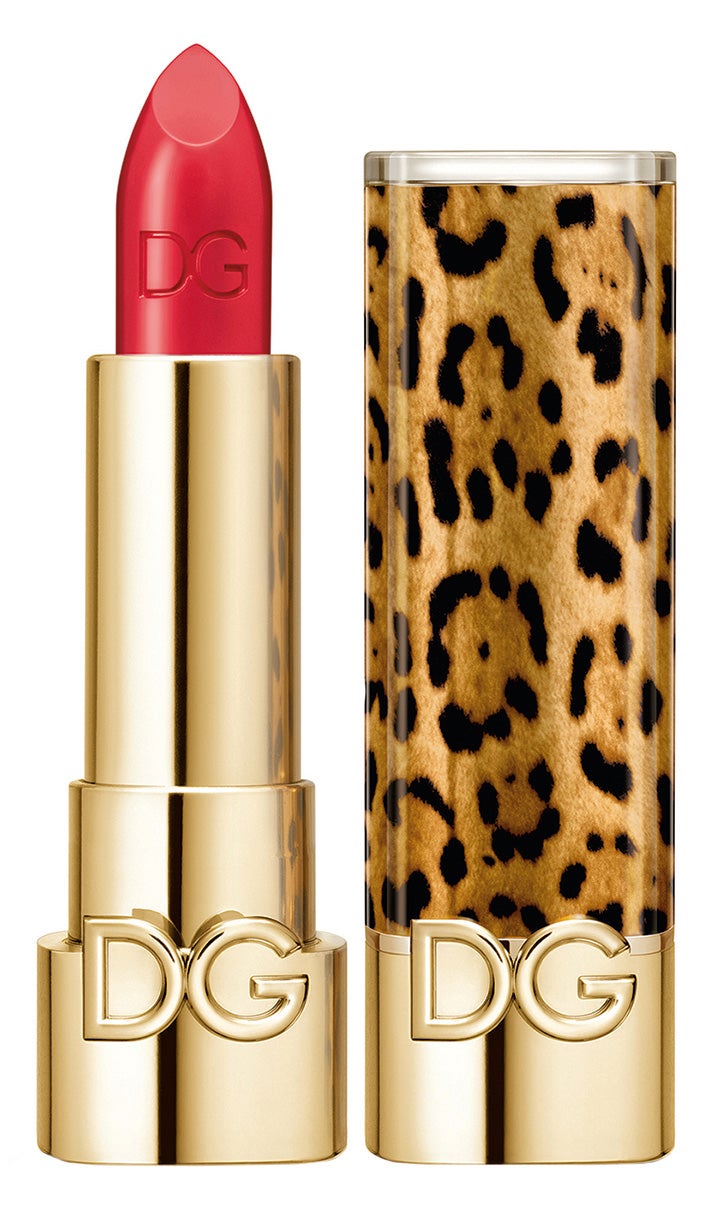 El rostro luminoso casa a la perfección con unos labios potentes y llamativos en un rouge que vira al guinda. “Mejor en un acabado satinado que aporta forma y volumen”. The Only One Lipstick DGLover 630 (50 €), de Dolce & Gabbana Beauty. Exclusivo en El Corte Inglés Castellana (Madrid).