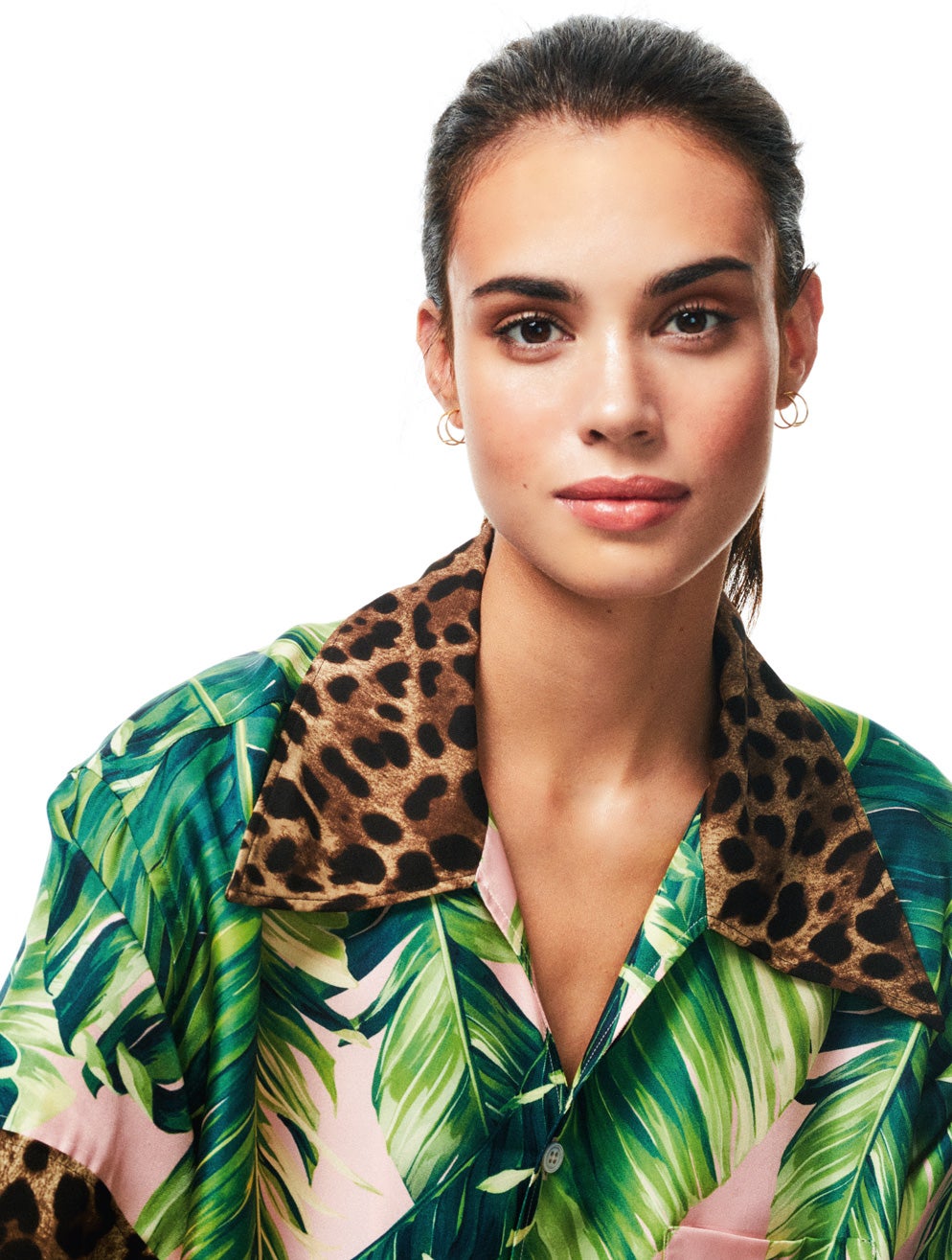 Un rostro radiante y con una piel fresca que ilumina el verano, con Solar Glow Ultra-Light Bronzing Powder de Dolce & Gabbana Beauty. Camisa de seda estampada, de Dolce & Gabbana; y argollas caladas de Ansorena.