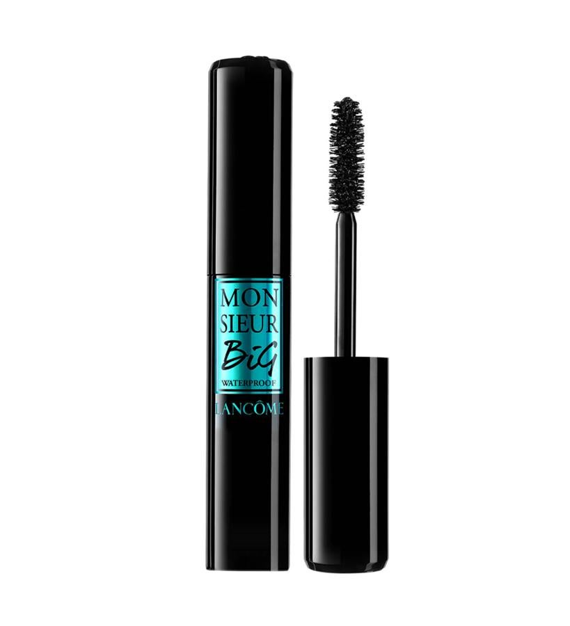 Aporta a las pestañas un volumen hasta 12 veces más pronunciado que sin máscara, que dura hasta 24 horas.  Monsieur Big Mascara Waterproof Is The New Black de Lancôme  (33 €).