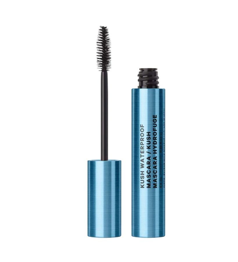 Contiene fibras espesantes en forma de corazón, que se fijan a las pestañas en todas direcciones, aumentando su longitud y tamaño; aceite de semilla de cáñamo con efecto tratamiento, para conseguir un aspecto más sano y una aplicación más homogénea, y pigmento puro. Es vegana y contiene menos de un 1 % de perfumes sintéticos.  Kush Waterproof Mascara de Milk Makeup  (25,95 €).