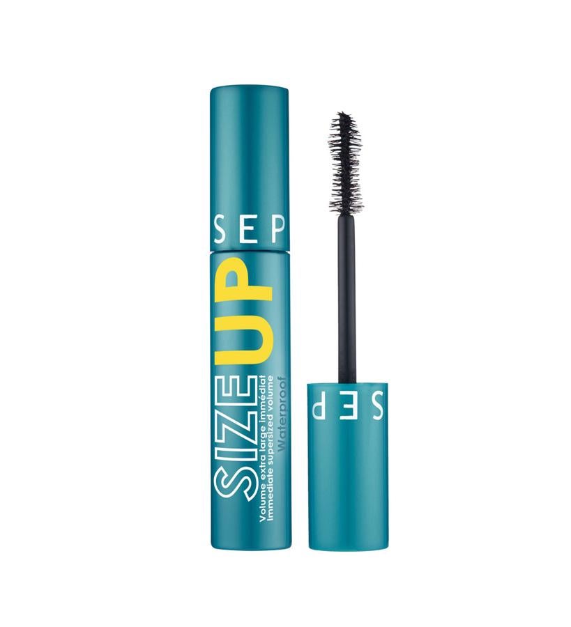 Su fórmula vegana, enriquecida con microperlas voluminizadoras, aumenta en un 180% el volumen. Perfecta para presumir de pestañas más largas, voluminosas y curvadas todo el verano. Además, su formato grande incluye un cantidad extra de producto.  Size Up Waterproof de Sephora Collection  (12,95 €).