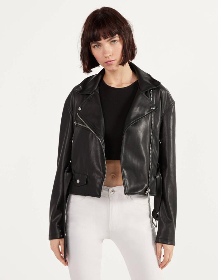 Cazadora perfecto, en efecto piel, de las rebajas de Bershka (17,99 euros).