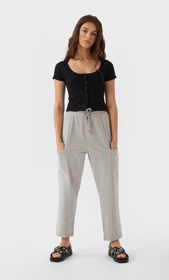 Pantalones jogger de algodón gris con bolsillos laterales, de las rebajas de Stradivarius (12,99 euros).