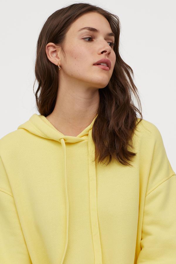 Sudadera con capucha amarilla, de las rebajas de H&M (15,99 euros).