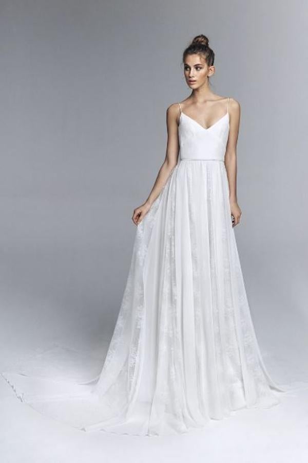 Vestido de novia de tiranta con falda de vuelo de gasa y encaje chantilly. Corte en cintura y escote de espalda profundo en V de encaje. Rebajado de 1.750 a 700 euros.
