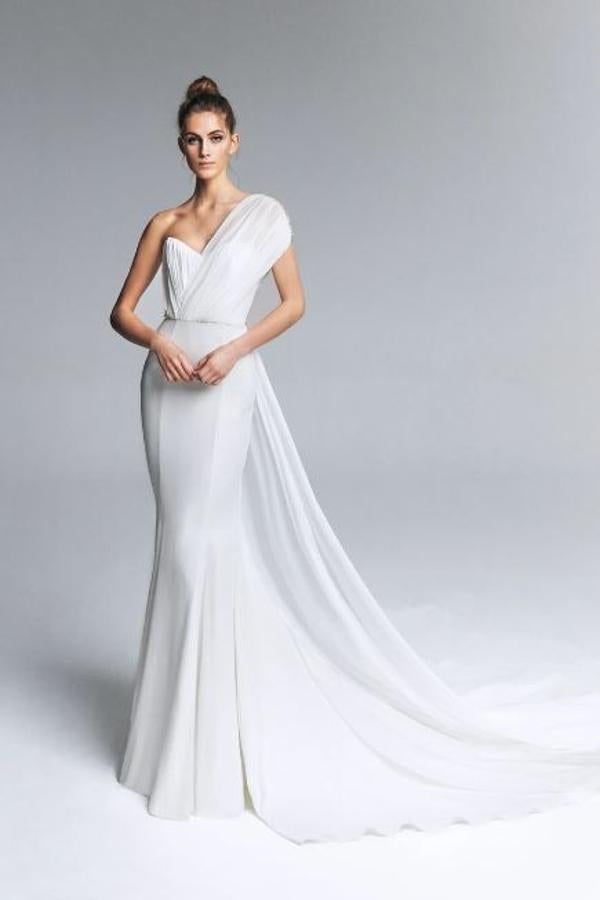 Vestido de novia realizado en crepe velado en gasa con escote corazón asimétrico, falda en A con cola de gasa. Drapeado sobre un hombro realizado en gasa y bordado en cristal. Rebajado de 1.689,99 a 676 euros.