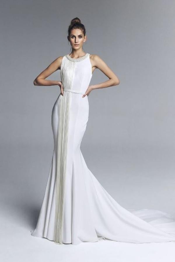 Vestido de novia realizado en crepe color blanco roto con manga a la sisa y escote a la caja con detalle bordado de cristal y flecos hasta el largo. Rebajado de 1.650 a 660 euros.