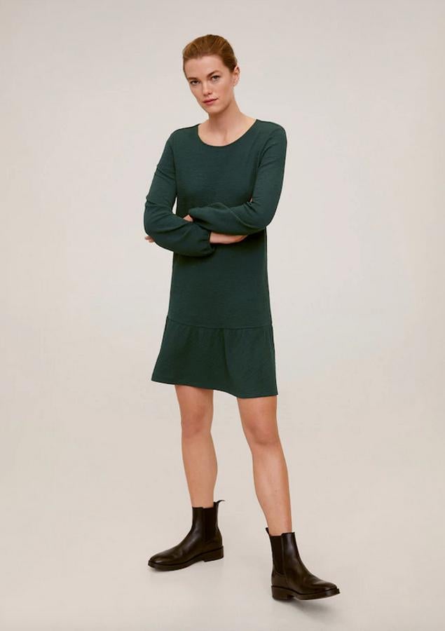 Diseño acampanado en tejido de punto fino estructurado para este vestido verde de manga larga con puños elásticos y volante en el bajo. De 19,99 euros ha pasado a 9,99 euros y está disponible en las tallas S y M.