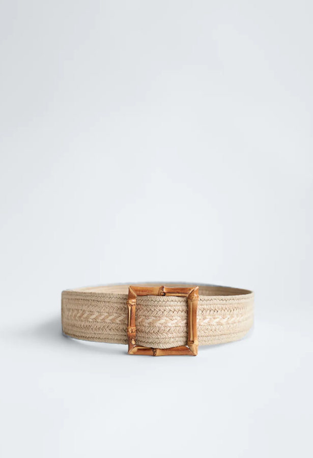 No pierdas la ocasión de llevar al menos un accesorio confeccionado en tejido natural, a ser posble un originalísimo cinturón. Este es de los más bonitos que hemos visto: lleva una hebilla en bambú cuadrada espectacular (Zara, 17,95 euros).