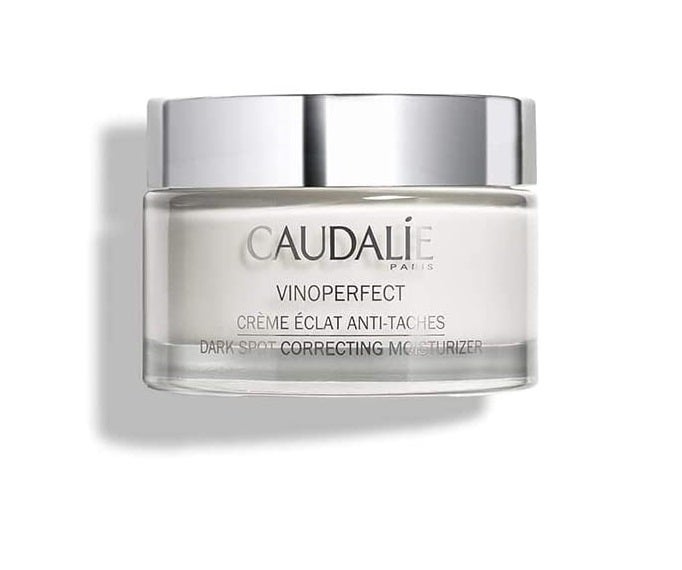 La crema alisadora Vinoperfect de Caudalie es una opción perfecta si lo que quieres es difuminar manchas y prevenirlas, una de las imperfecciones del rostro que más tapamos con maquillaje. Además, ilumina y unifica el cutis.  (29,44 euros) .