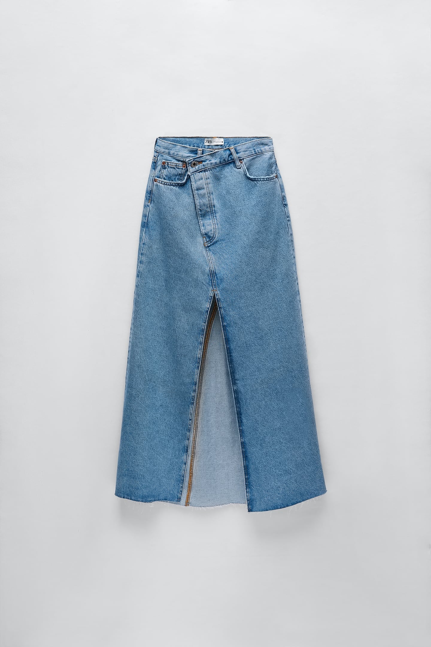 Falda denim ZW Premiun Blue Arizona de la nueva colección de Zara. Diseño midi con abertura delantera. ¡Pura tendencia! (29,99 euros).