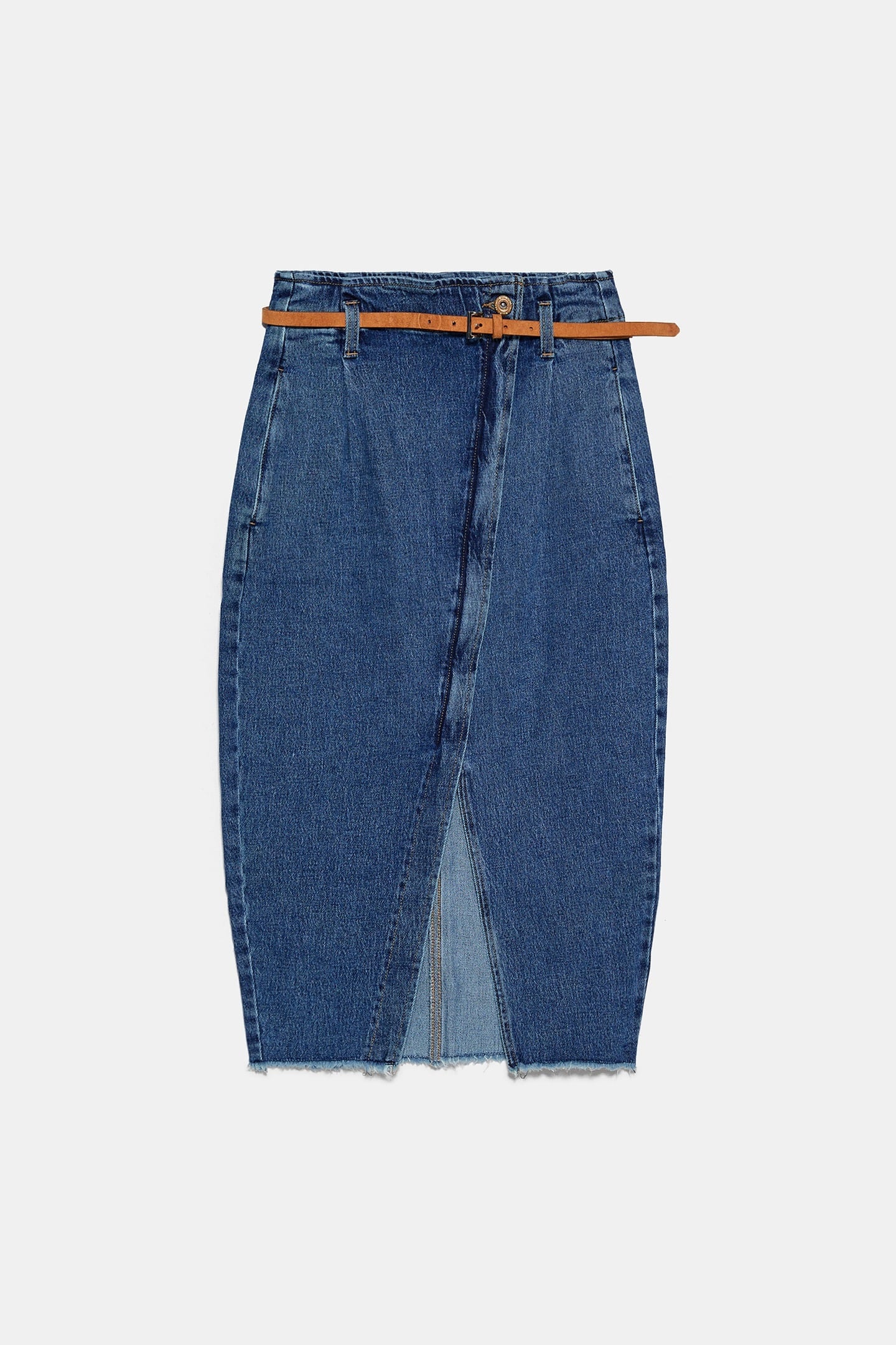 Falda vaquera de corte cruzado con cinturón en denim oscuro de Zara. Rebajada de 25,95 euros a 15,99 euros.