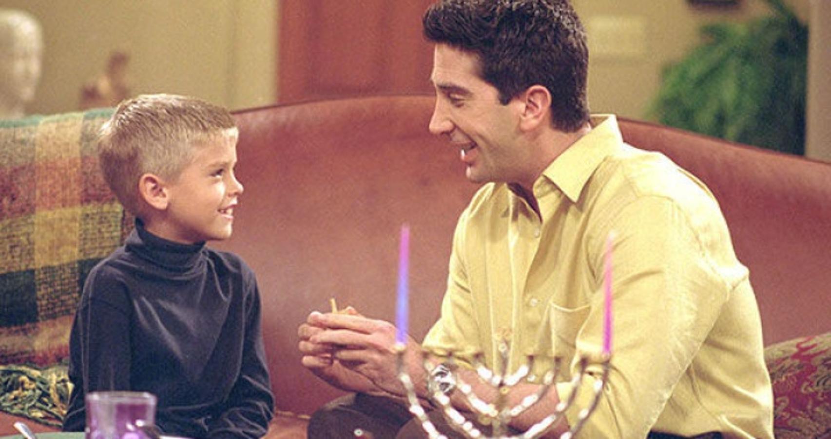 Ben, el hijo que tuvo Ross con su exmujer gay, fue un habitual de las primeras temporadas, pero los guionistas no tenían interés en explorar tramas fuera de las neuras y angustias veinteañeras, y a medida que se hacía mayor, su presencia en pantalla fue disminuyendo. Lo vimos por última vez a mediados de la temporada 8.