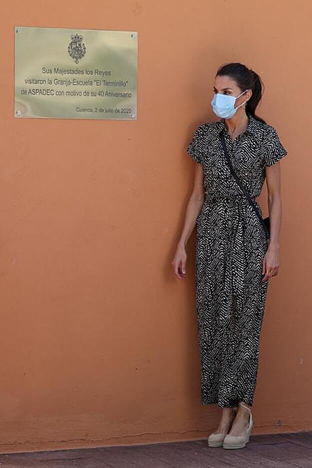 Los Reyes han visitado Cuenca y la reina Letizia lo ha hecho con un mono estampado de la nueva colección de Mango.