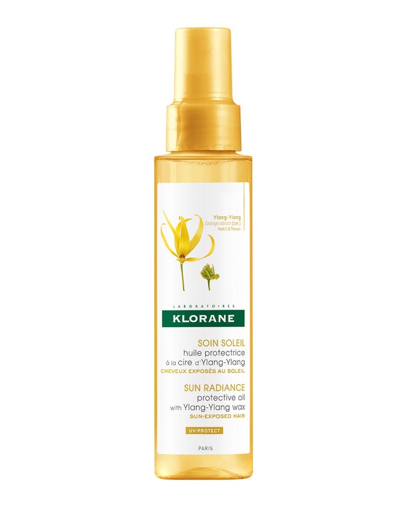 Este aceite con protección solar para el pelo de Klorane es perfecto para combatir los daños producidos por los rayos UV, la sal, la arena y el cloro. Además, su cera de Ylang-Ylang aporta flexibilidad, suavidad y brillo desde su primer uso. También protege a las melenas teñidas o con mechas.  (11 euros) .