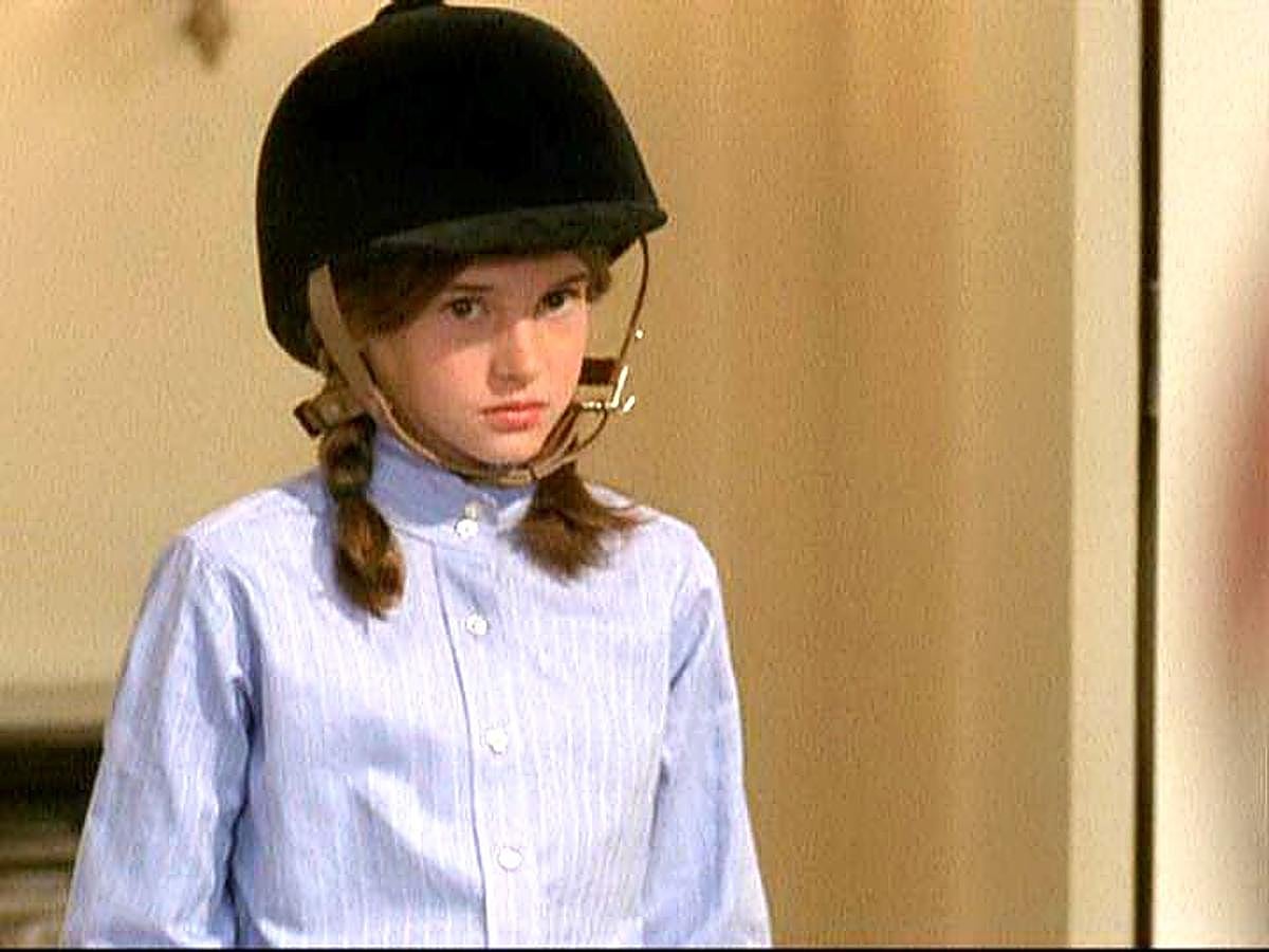 Los hermanos pequeños de la televisión tienen tendencia a desaparecer; y la de Marissa Cooper, Kaitlin (que encarnaba Shailene Woodley) tuvo una presencia intermitente durante la primera temporada antes de borrarse del mapa sin mayor explicación.